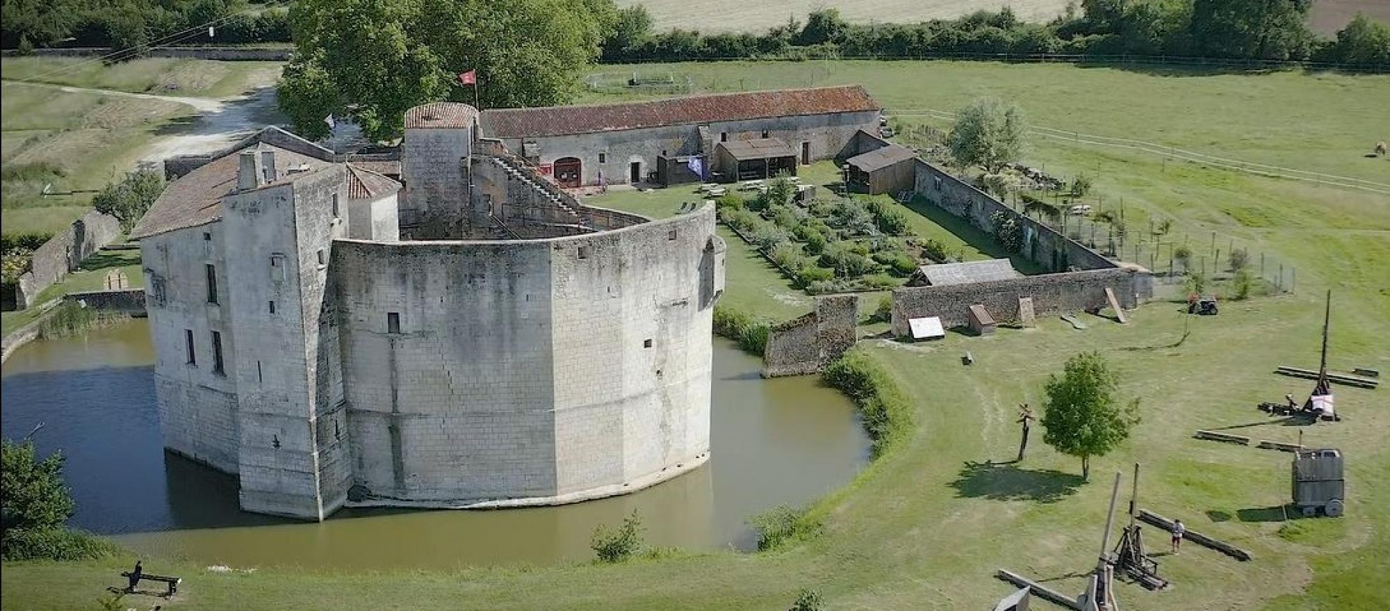 Un peu d'histoire - château médiéval et parc de loisirs proche Rochefort, Chatelaillon, Fouras en Charente Maritime