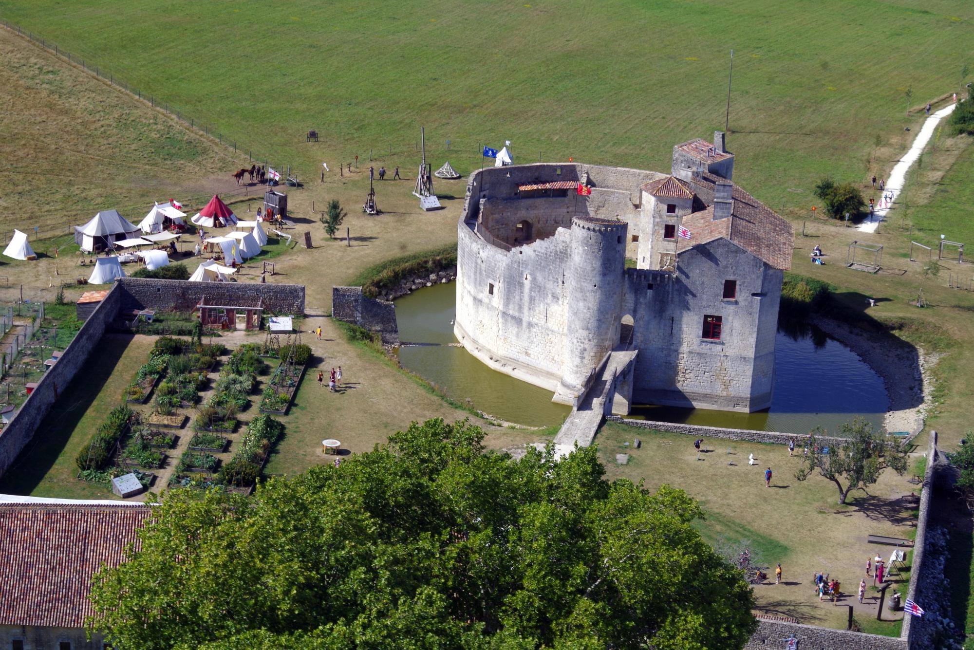 Tourist activities in Charente-Maritime : visits fortified castle and medieval theme park close to Rochefort
